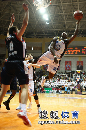  莫兰特高难度拉杆上篮，灰熊客场爆冷战胜掘金