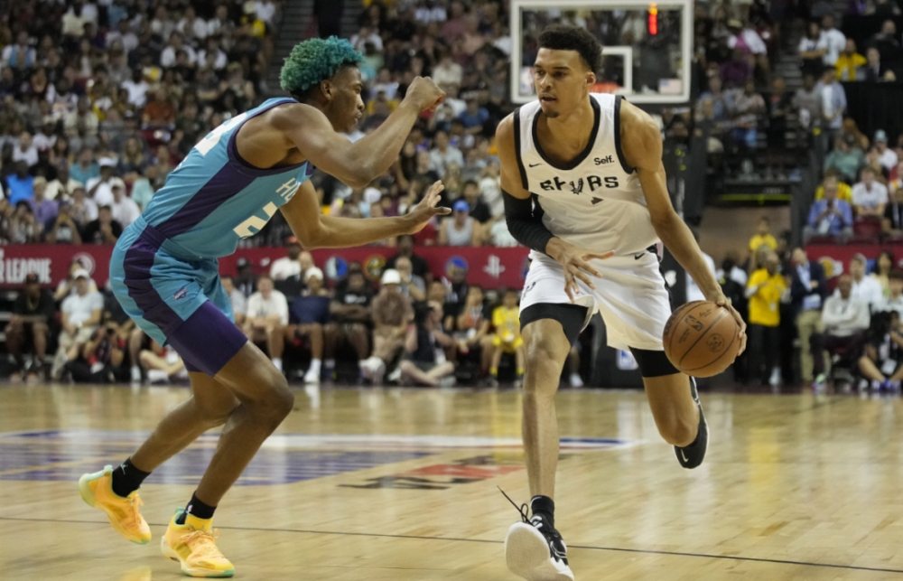  文班亚马首秀惊艳联盟，马刺重建计划提前见效  